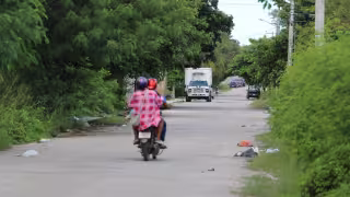 Basura y maleza invaden calle de Champotón; vecinos denuncian olores insoportables e inseguridad