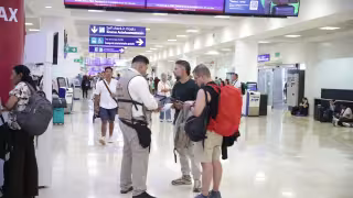 “No me parece justo”: Turistas cuestionan cobro del Visitax en el Aeropuerto de Cancún