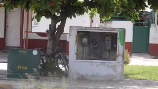 Cables expuestos en caseta eléctrica ponen en riesgo a peatones en Champotón