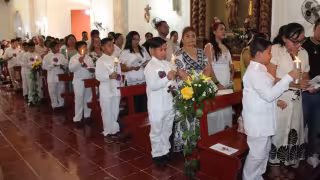 Cincuenta niños y adolescentes reciben por primera vez el cuerpo y la sangre de Cristo en Hopelchén