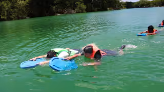 Estudiantes de Utecan realizan práctica de rescate acuático en el río Candelaria