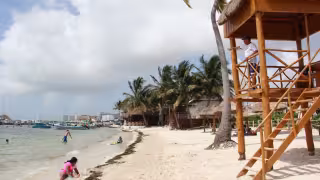 Bañistas en riesgo: Señalan falta de ocho torres de guardavidas en playas de Cancún