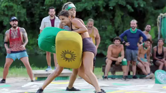 Enfrentamiento entre las mujeres de ambos equipos de Survivor