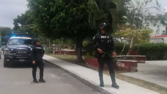 Autoridades escolares exigen la intervención de los padres Autoridades escolares exigen la intervención de los padres