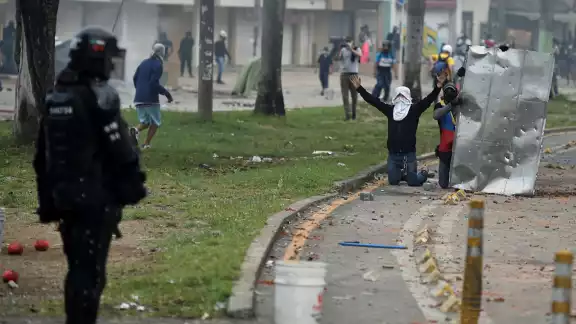 El grupo de hackers señaló al Ejército Nacional de crear "pánico asustando que la guerrilla mata, cuando son los mismos militares asesinando y masacrando a su pueblo"