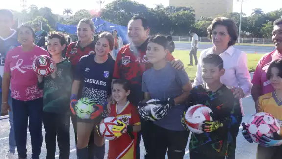 El gobernador Joaquín Díaz Mena encabezó la inauguración del evento deportivo El gobernador Joaquín Díaz Mena encabezó la inauguración del evento deportivo
