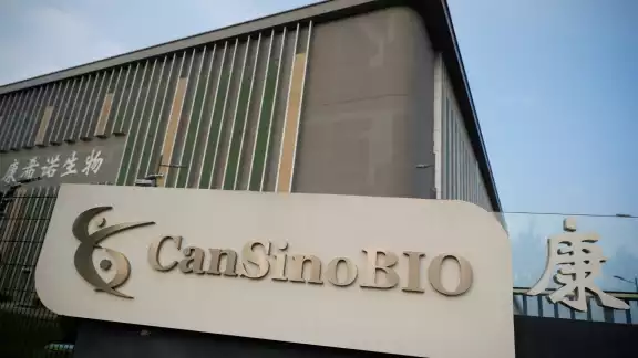 La vacuna es desarrollada por el Instituto Científico Militar chino y la compañía CanSino Biologics (Reuters)