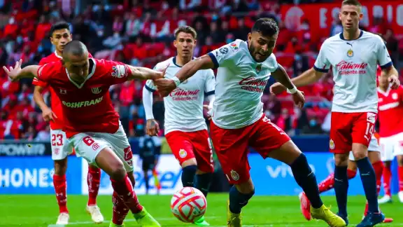 Chivas y Toluca firman un partido para el olvido y reparten puntos Chivas y Toluca firman un partido para el olvido y reparten puntos