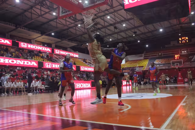 El Poliforum Cancún fue el escenario de un trepidante partido.