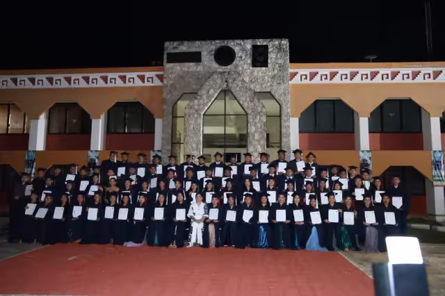 Los recién graduados lucieron sus diplomas en las fotografías de generación.