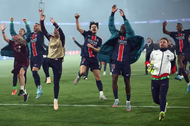 Los jugadores del PSG celebraron con su afición