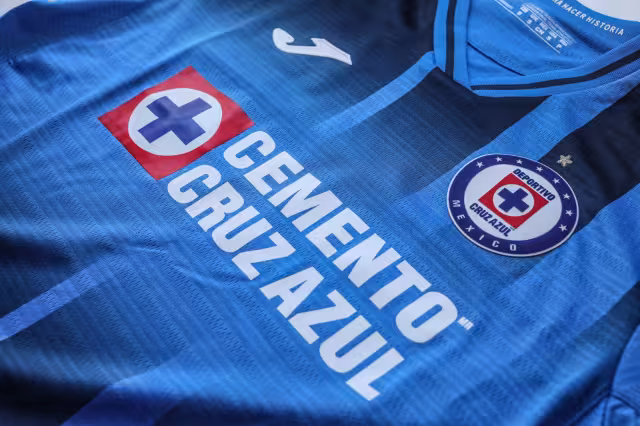 Cruz Azul presento tres uniformes con la novena estrella en dorado en dónde el mismo aficionado se la podrá poner