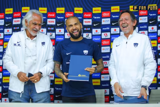 Dani Alves firmó este sábado con los Pumas