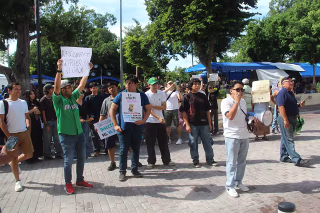 La protesta de estudiantes se realizó frente al Palacio de Gobierno en Mérida