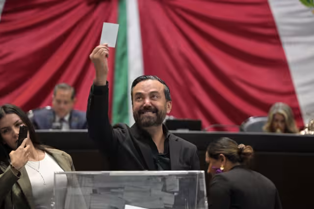 Diputado Arturo Ávila Anaya emitiendo su voto para aprobar Reforma Electoral.