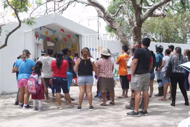 La decisión fue impulsada por padres de familia y asociaciones de profesionistas, quienes buscan reducir riesgos de enfermedades respiratorias en niños