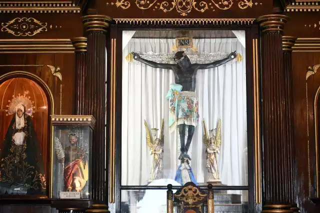 El Cristo Negro de San Román fue bajado de su altar para iniciar un proceso de restauración.