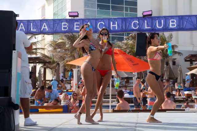 Playas, música y ambiente internacional marcan la temporada alta juvenil en el Caribe mexicano