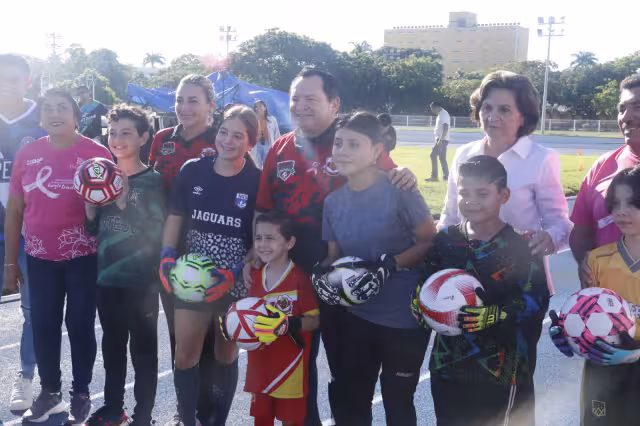 El gobernador Joaquín Díaz Mena encabezó la inauguración del evento deportivo