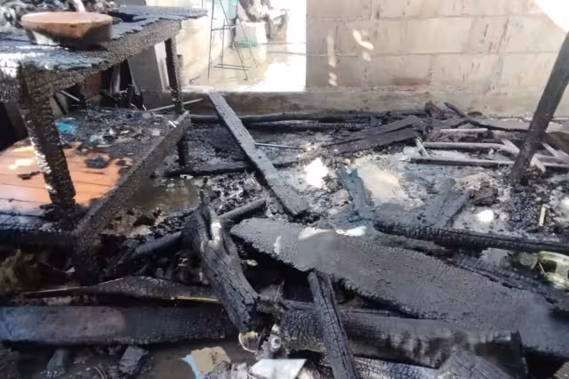 Un incendio consumió por completo una vivienda en la colonia Antorchitas de Chetumal durante la madrugada de este sábado.
