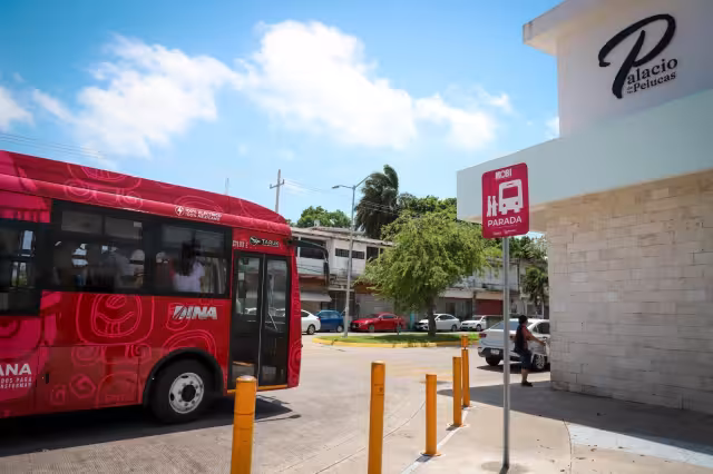 PARA la Ruta 27 Puente Nichupté se colocaron 51 señaléticas verticales  y 34 parabuses que facilitarán la operación del servicio