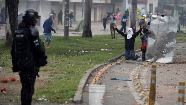 El grupo de hackers señaló al Ejército Nacional de crear "pánico asustando que la guerrilla mata, cuando son los mismos militares asesinando y masacrando a su pueblo"