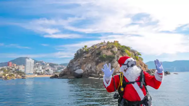 Buceo Acapulco Aqua Mundo fue la empresa encargada de compartir las fotografías del personaje más famoso de esta época decembrina