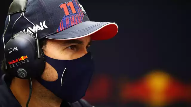 Checo Pérez portando una mascarilla