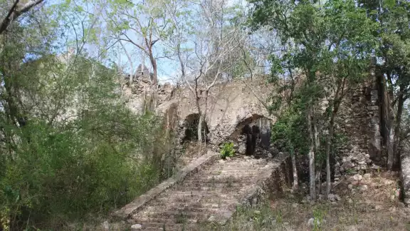 El santuario de San Mateo se cae de manera parcial al parecer por piedras robadas de las paredes El santuario de San Mateo se cae de manera parcial al parecer por piedras robadas de las paredes