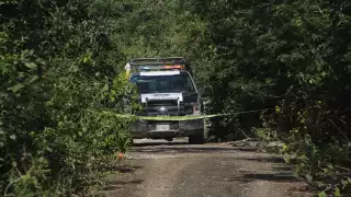 Elementos policiacos acordonaron la zona del hallazgo del cadáver en Cancún y avisaron a Servicios Periciales de la FGE Quintana Roo