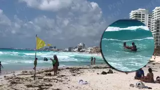 La bandera amarilla estaba colocada en la orilla de Playa Gaviota Azul en la Zona Hotelera de Cancún, que marca un peligro moderado debido al oleaje y corrientes de retorno
