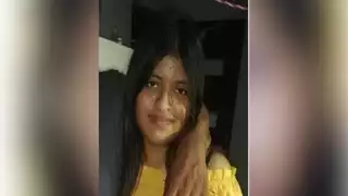 Estrella Lucely Jiménez Ordoñez es de tez morena clara, tiene complexión mediana