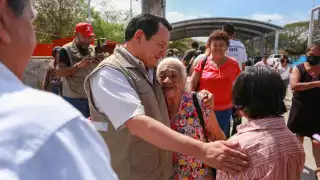 En la Unidad Habitacional Revolución (Cordemex), “Huacho” Díaz, visitó a los benefi ciarios