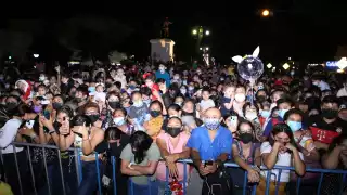 Ayuntamiento de Mérida 'olvida' medidas sanitarias durante encendido del árbol navideño