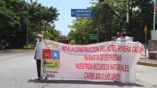 Alrededor de 10 personas se manifiestan en el Km 0 de la Zona Hotelera de Cancún