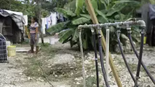 Pese a que algunos pagan, otros vecinos  han decido "colgarse" de algún punto para no dejar de tener el vital líquido.