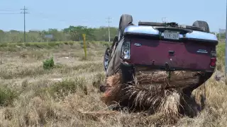 El conductor resultó con varios golpes tras volcar