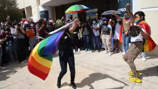 Entre banderas gay y carteles, jóvenes protestaron contra la UADY