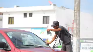 La mayoría de los limpiaparabrisas no cuenta con permiso de la Dirección Municipal de Servicios.