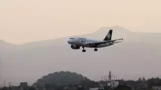 Avión de Volaris aterriza en el AICM