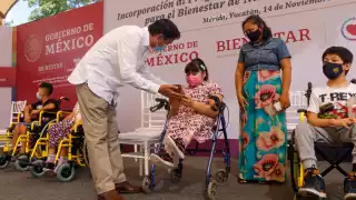 El carnet será para llevar el control de las citas. Se ha invertido 36,889 mdp para apoyar a discapacitados en todo el país