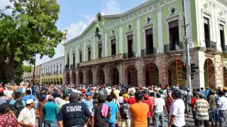 Cientos de pescadores de Sisal se manifestaron frente al Palacio de Gobierno de Mérida