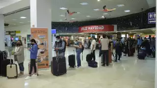 Los usuarios estaban inconformes por la larga fila que se formó frente al mostrador