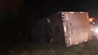 La pesada unidad fue removida luego de la volcadura ocurrida en el municipio de Felipe Carrillo Puerto, donde no se registraron lesionados