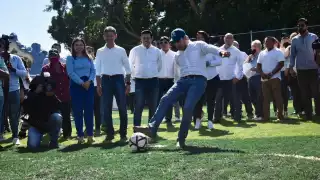 El gobernador, Mauricio Vila dio la patada inicial en el campo deportivo en Kanasín