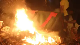 Los vecinos quemaron maderas y muebles viejos