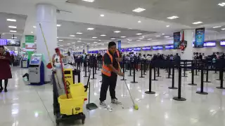 Le gusta mucho su trabajo porque ve y conoce a mucha gente distinta e interesante