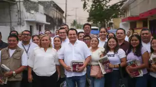 Joaquín Díaz Mena recorrió las calles de Hunucmá para acercar los programas de Bienestar