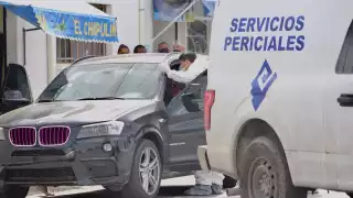 Vecinos reportaron que afuera de una ferretería se encontraba una camioneta negra con una persona muerta