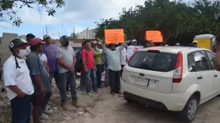 Los albañiles de Progreso protestaron y bloquearon la entrada de camiones de una constructora